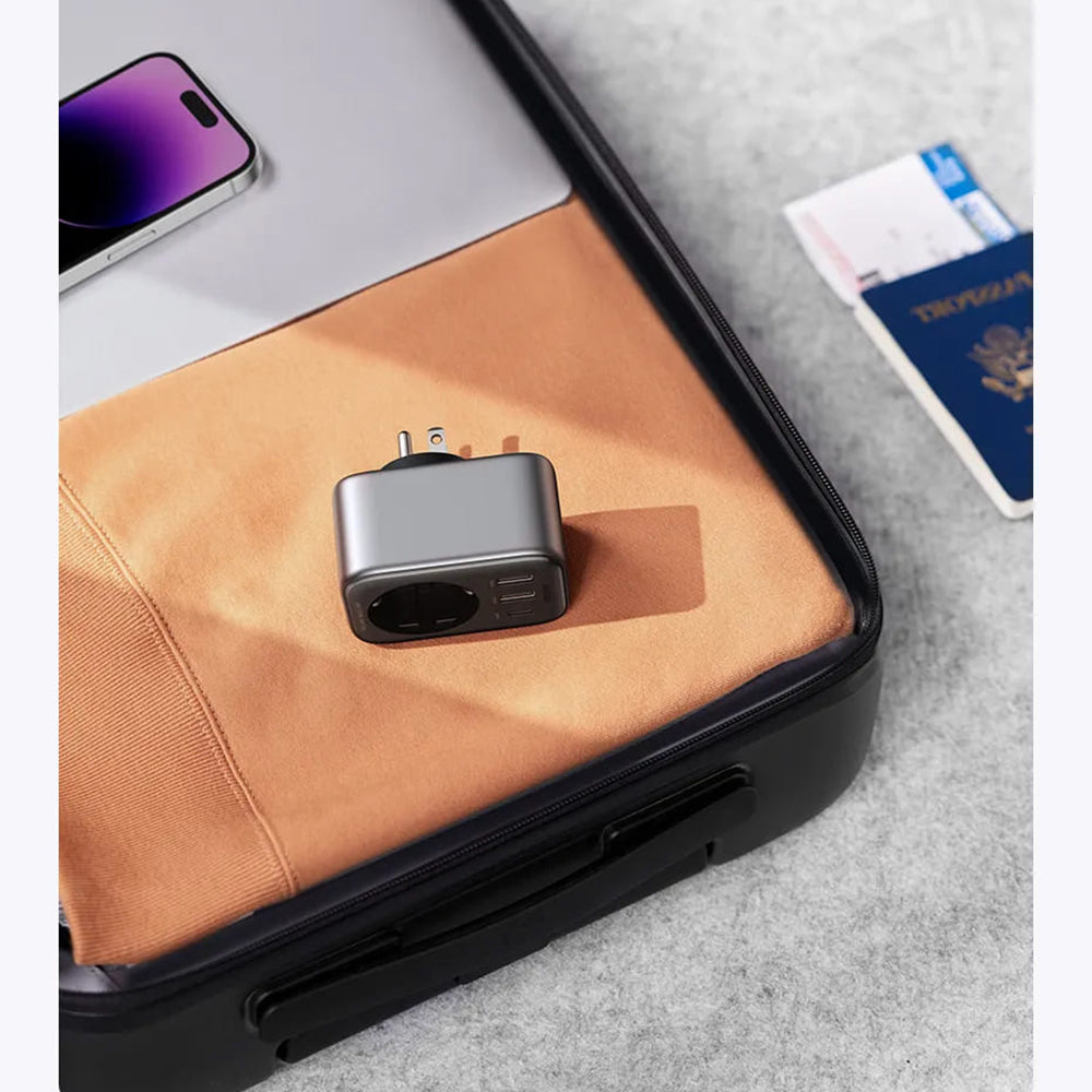 UGREEN 15289 US netværksoplader, 30W, 3A, 2 x USB-A - 1 x USB-C - 1 x Schuko, Sort